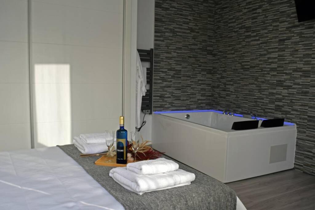 Alojamientos Lola, Suite Con Jacuzzi Benalup-Casas Viejas Exterior foto